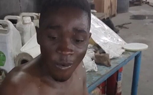 الأخ الأسود يعامِلني بلطف شديد، وأنا أيضًا أقدّم له أفضل الأشياء لتذوّقها؛ فهذا شيءٌ قد يرغب الكثيرو