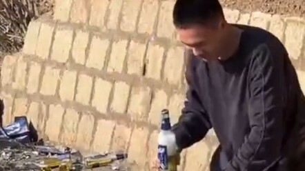 Truk pengangkut bir terguling, bir tumpah berserakan di jalan, para warga langsung memborong dan men