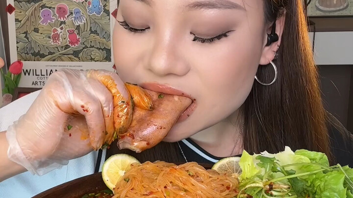 Thôi cứ ăn hết đi, ăn sạch chắc chắn sẽ gầy thôi~ Đĩa hải sản cay nồng