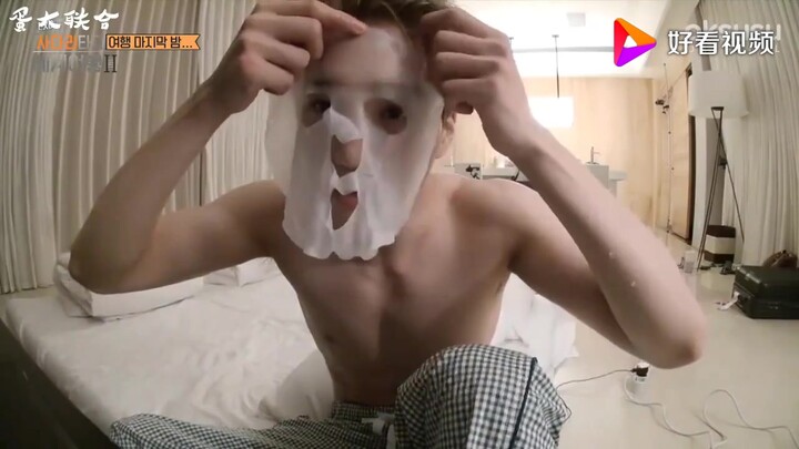 بعد ما استلّ سيهون وسوهو على السرير، حذّره سيهون من وضع رجله فوقه، فتعرّض القائد للتجاهل، هاها!