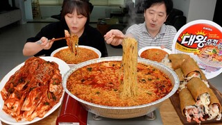 새로나온 점보 대왕뚜껑과 배추김치, 롤유부초밥 먹방 King Cup noodles & Kimchi Mukbang