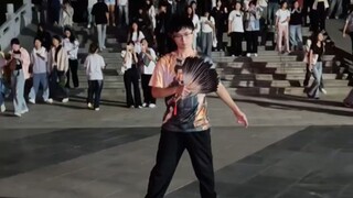 Trong trường có một vị tiền bối giỏi binh pháp. Ông đã dùng hỏa công đánh bại quân địch, ủng hộ nhà 