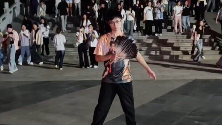 The school has a senior who is good at strategy. He defeated the enemy with fire and supported the H