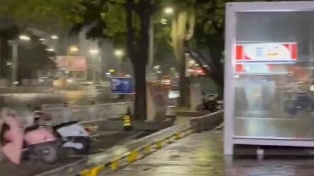 Wang Po menjual semangka, meski tidak jadi menjual tetap memujinya