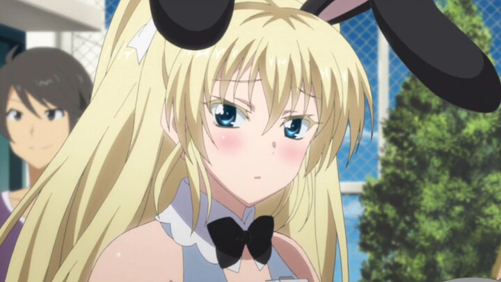 Unable to be a hero, she reluctantly dressed up as a bunny girl