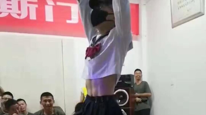 书记舞 ｜有腹肌的女装书记