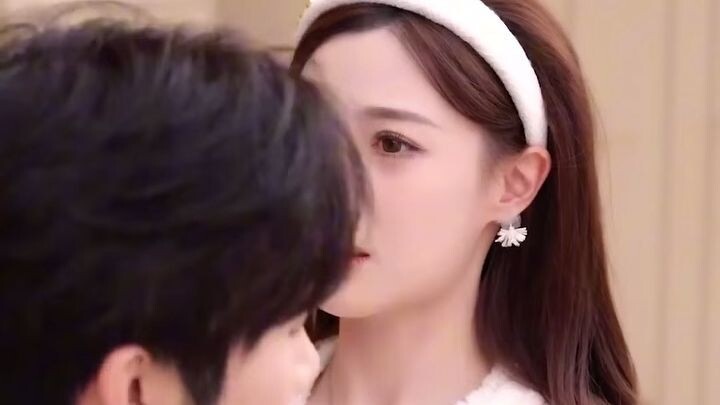 หนีนัดดูตัว แต่งฟ้าแลบกับหนุ่มแปลกหน้าที่ตรงสเปก แนว - ประธาน .