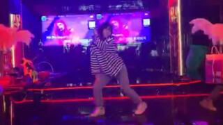 Black pink—Forever Young KTV里面跳舞我也是个恨人hhh～对面全是大人们（汗颜……