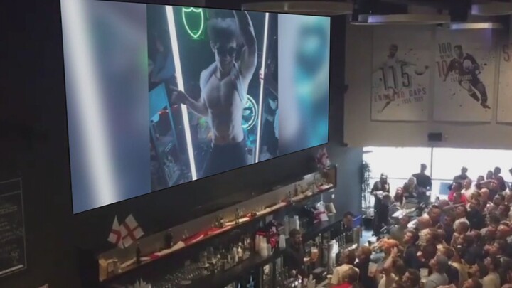 A hundred people at the scene watched Cheng Lu shake together.