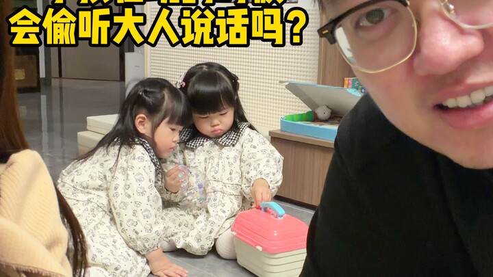 Trẻ con khi chơi có hay lén nghe người lớn nói chuyện không?