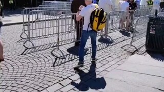 【Dino Street Photography】Meet a man who travels through time and space