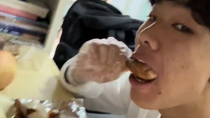 很乖很聪明 没有乱谈恋爱 妈妈给的钱都炫进嘴里了～