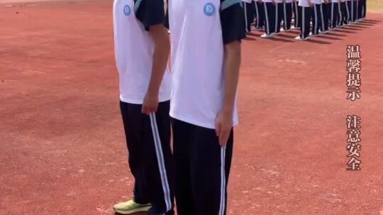 Nam sinh trong đợt huấn luyện quân sự cứ bước sai nhịp, nên bị tách ra tập riêng.