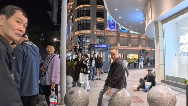 فتاة رقيقة طويلة الساقين بطول 172 سم