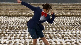 The female anchor learns to dance to Conan in the field!