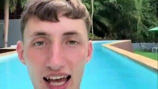 A netizen encountered a "nightmare" scene while enjoying an open-air swimming pool while traveling i