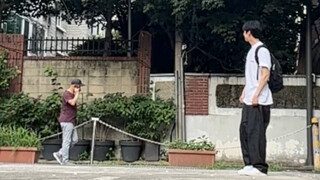 社恐爱豆直播be like：蔡亨源直播在街上跳舞 看到有人来赶紧假装若无其事地路过哈哈哈哈哈