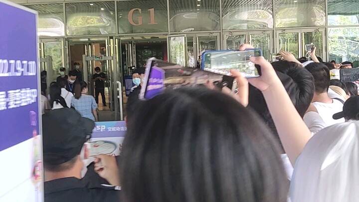 Bên ngoài sân khấu Vũ Hán Aini 0709: Aini hủy biểu diễn, 20.000 người đứng ngoài sân khấu phơi mình 