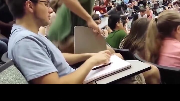 冒充大学教授给几百名学生上课，没想到中途真教授出现了