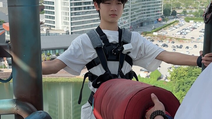 Ayo main bungee jumping!