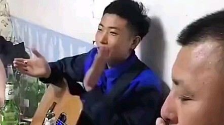 Phiên bản Hoàng Gia Khu trên bàn nhậu, giọng hát giống quá!