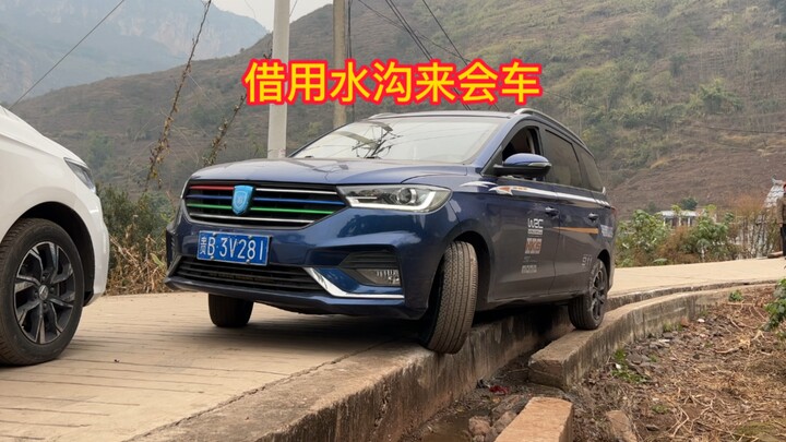 Don’t park randomly on narrow roads during the New Year—thankfully, I used my S-curve skills from th