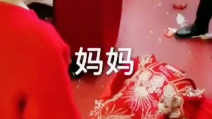 Khi cha mẹ còn ở bên, cuộc đời vẫn còn đường để bước tiếp; khi cha mẹ đã ra đi, cuộc đời chỉ còn con