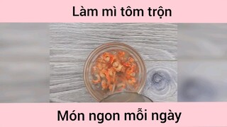 Làm mì tôm trộn