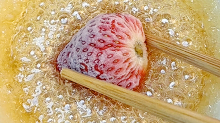 Turns out, frozen fruit is the right way to enjoy candied hawthorns! 🍡