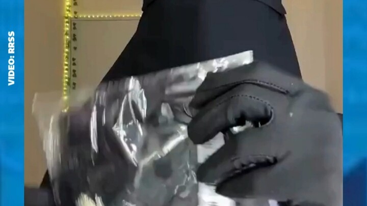 Một phụ nữ Muslim trình diễn chia sẻ mua sắm