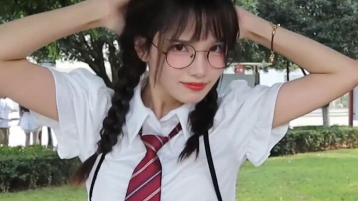 Bạn bè bảo tôi giống Hồ Đào.