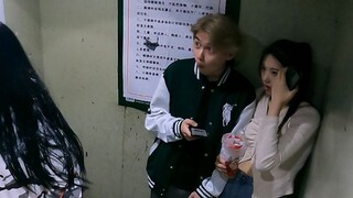当我用女声在电梯里打电话