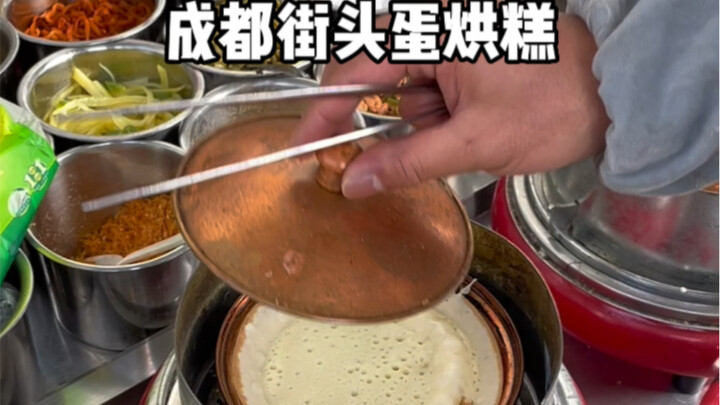 He could have just taken it directly, but he still gave me two egg custard cakes. At 8 yuan each, th