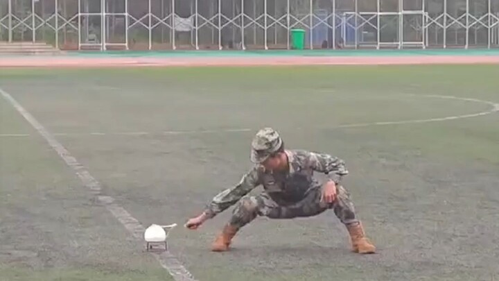 Instruktur: Tadi di bawah siapa yang bilang “meledak nggak s”? Maju ke depan!