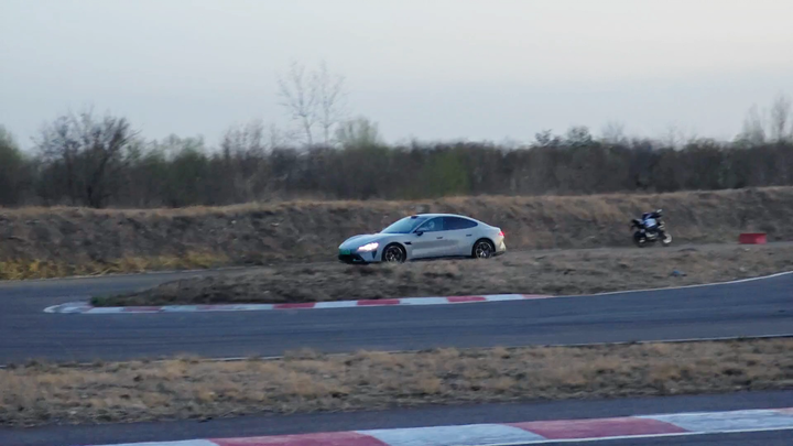 Cái đoạn clip drift của Xiaomi SU7, thấy phiên bản dọc chất lượng quá tệ, đổi sang phiên bản ngang đ