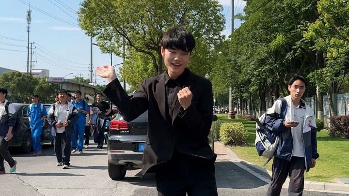 พอสอบเข้ามหาวิทยาลัยจบปุ๊บก็มาเต้นโชว์ต่อหน้าน้องๆ เลยเหรอ?