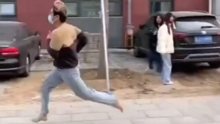 بطل يندفع من أجل الحب! قاد دراجته من تشينغداو إلى تايآن لمدة ثلاثة أيام، ثم ركض حافي القدمين إلى الم