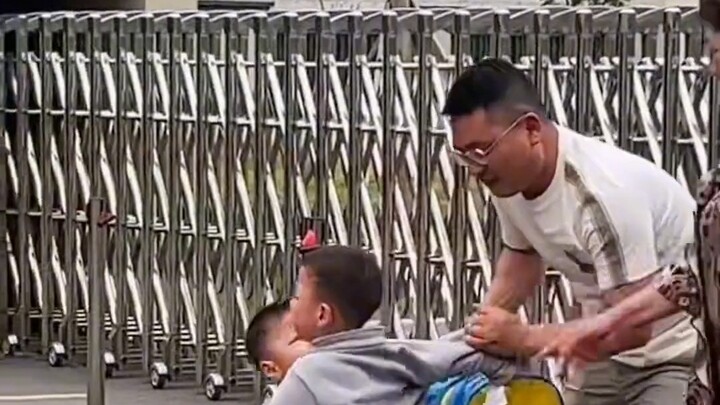 คุณพารับลูกเลิกเรียน แล้วเกิดการดึงกันอย่างหนักกับลูก