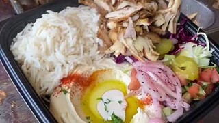 يبدو صندوق الغداء هذا شهيًا للغاية...