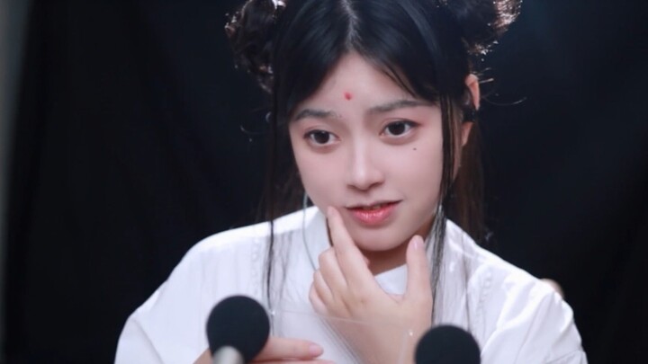 A little Taoist novice with a gentle breeze and bright moonlight secretly sneaks down the mountain t