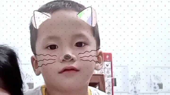 chơi cùng hai chị em tôi
