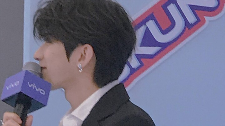 Insiden yang bikin geleng-geleng kepala! Saat jalan aja, Cai Xukun kayak lagi main di drama idola.