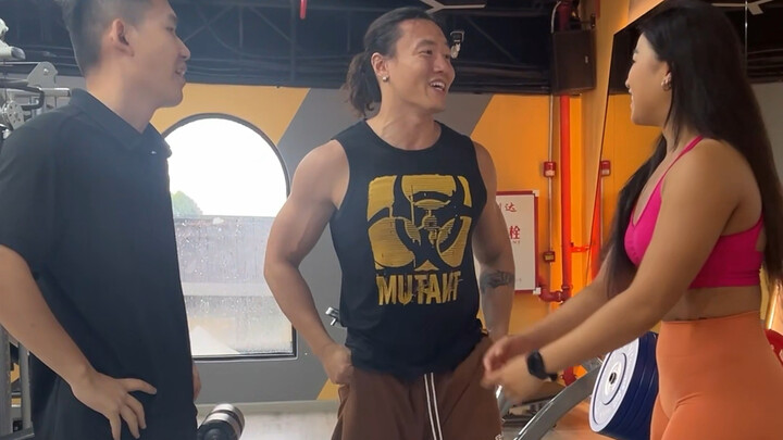 แค่เพื่อนสนิทสามคนมานั่งคุยกันเฉยๆ…