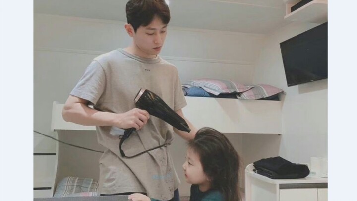 An Hyun-soo, a doting dad, and his everyday life with the baby (the little one is just too cute)