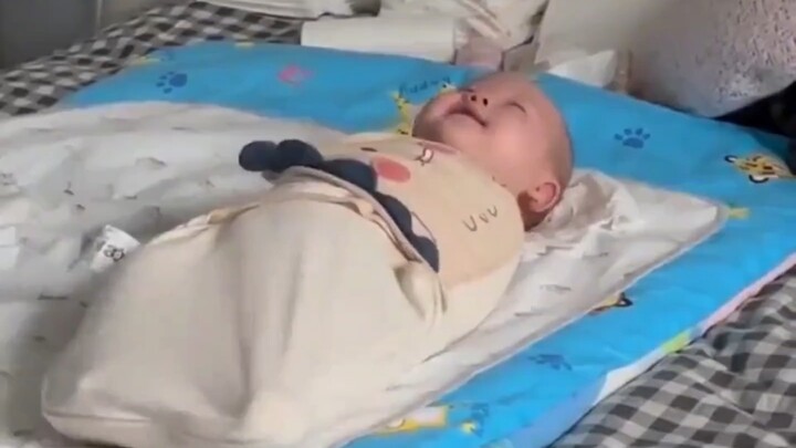 Saya jadi terobati! Lihatlah bayi kecil berusia dua bulan yang terus-menerus bicara dengan suara imu