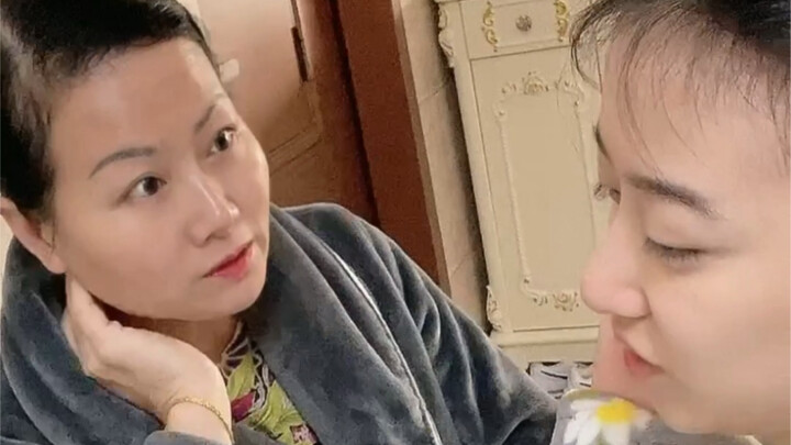 الوالدة تُلحّ باستمرار على الزواج بطريقة غير مباشرة في حياتها اليومية