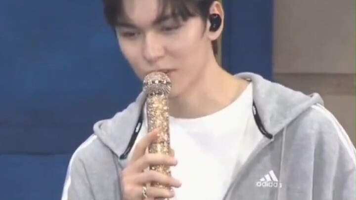 Đúng là cuộc đời tiểu phẩm của bọn mình mà...