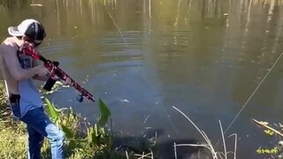 用AK打鱼？论钓鱼就服美国佬，暴力直接，美式抄网！