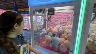 Playing Claw Machines At Round 1!!