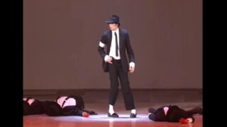 Kumpulan pertunjukan live dari versi Dangerous 93, 95, dan 99 karya Michael Jackson semuanya dalam s